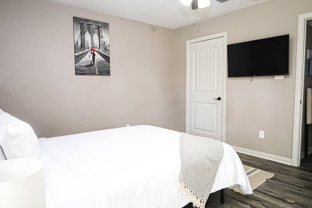 Comfy Two-Bedroom Apartment In Арлингтон Экстерьер фото
