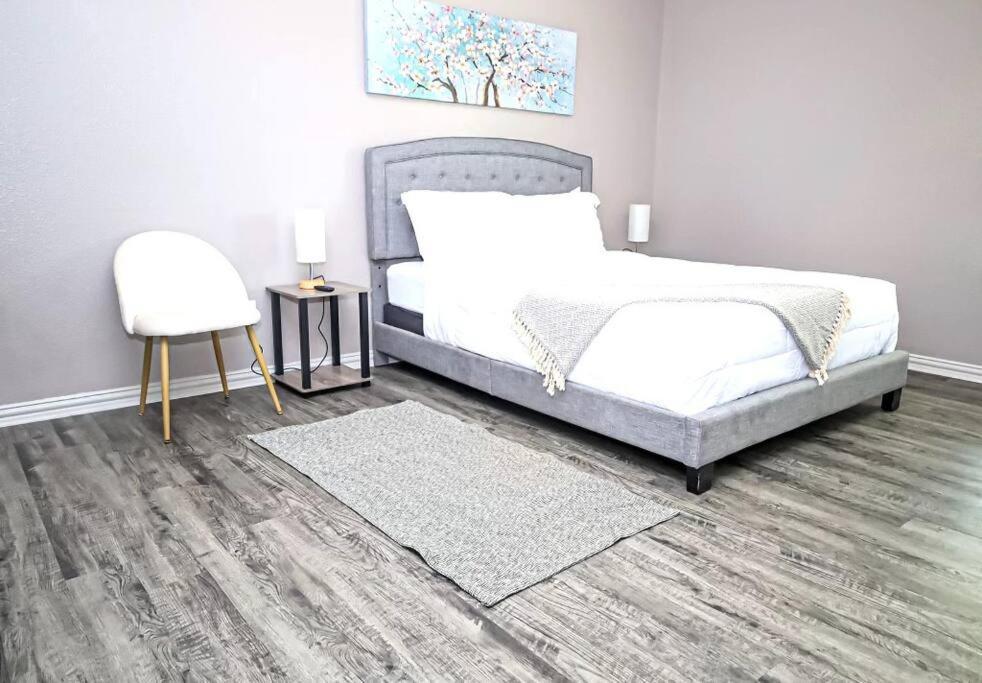 Comfy Two-Bedroom Apartment In Арлингтон Экстерьер фото