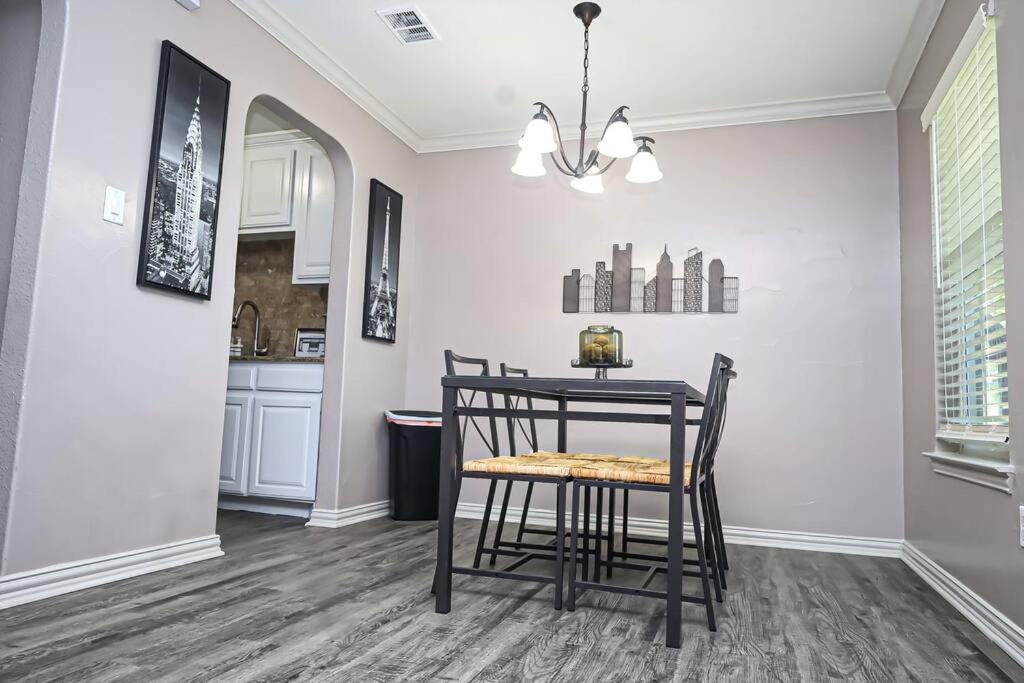 Comfy Two-Bedroom Apartment In Арлингтон Экстерьер фото